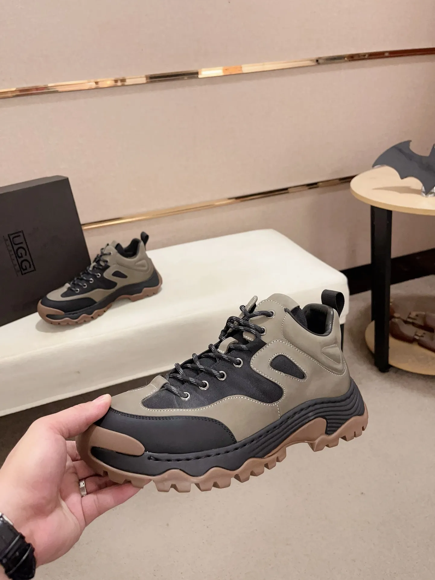 Factory Price: 360 Men's Men's Shoes💰North American Men's Shoes Ugg ☃️In the special sale of new high-quality men's shoes snow boots in autumn and winter, the nemesis of extreme cold weather! Made of cowhide leather, merino wool lining, and original outsole, whether driving, outdoor or daily wear, there is always one that suits you! Code number 39-44